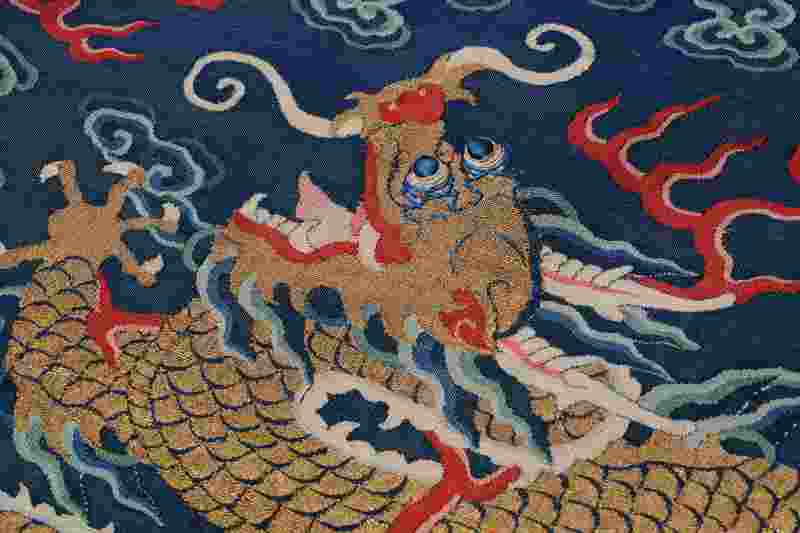 A blue-ground silk kesi dragon summer robe - 图10