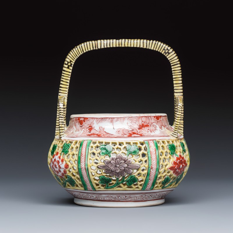 A rare Chinese verte biscuit reticulated basket - 图2