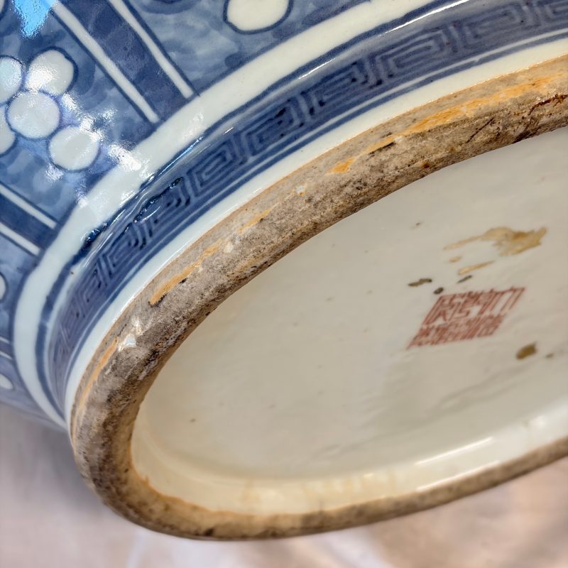 A large Chinese famille rose 'Hu' vase with birds and butterflies - 图35
