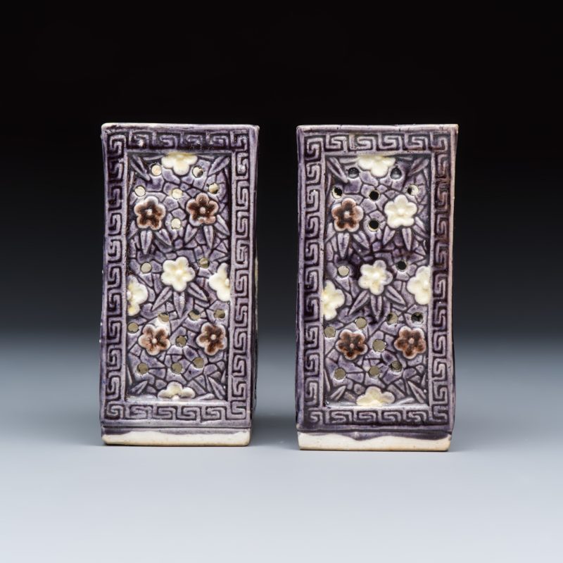 A pair of Chinese aubergine-glazed openworked square brush pots on later wooden stands - 图5