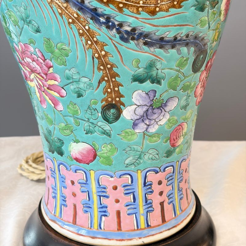 Three Chinese famille rose vases for the Straits or Peranakan market, one mounted as a lamp - 图57