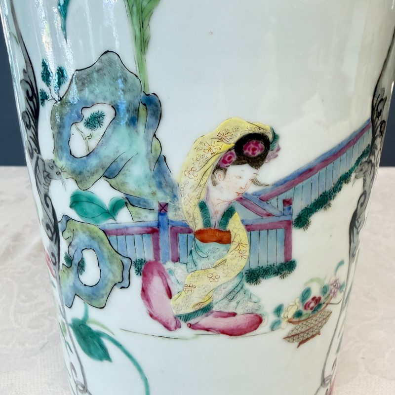 A pair of Chinese famille rose 'Court Lady in a Garden Setting' vases - 图15