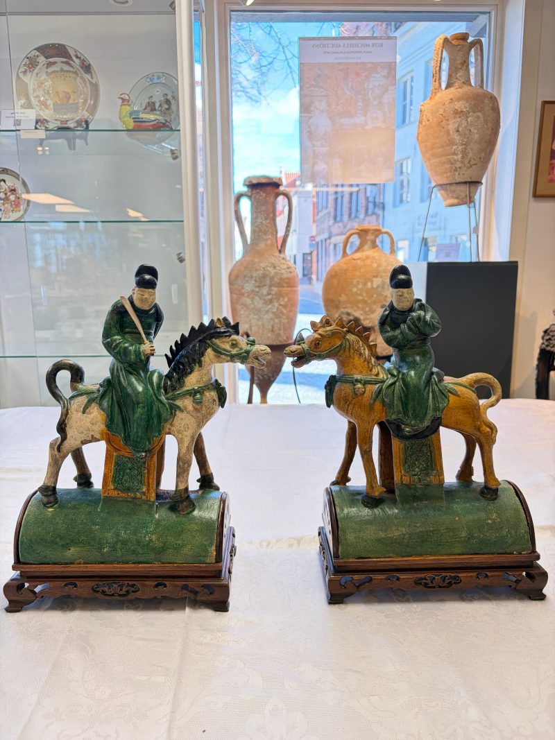A pair of Chinese sancai-glazed stoneware 'Horseriders' roof tiles on later wooden stands - 图9