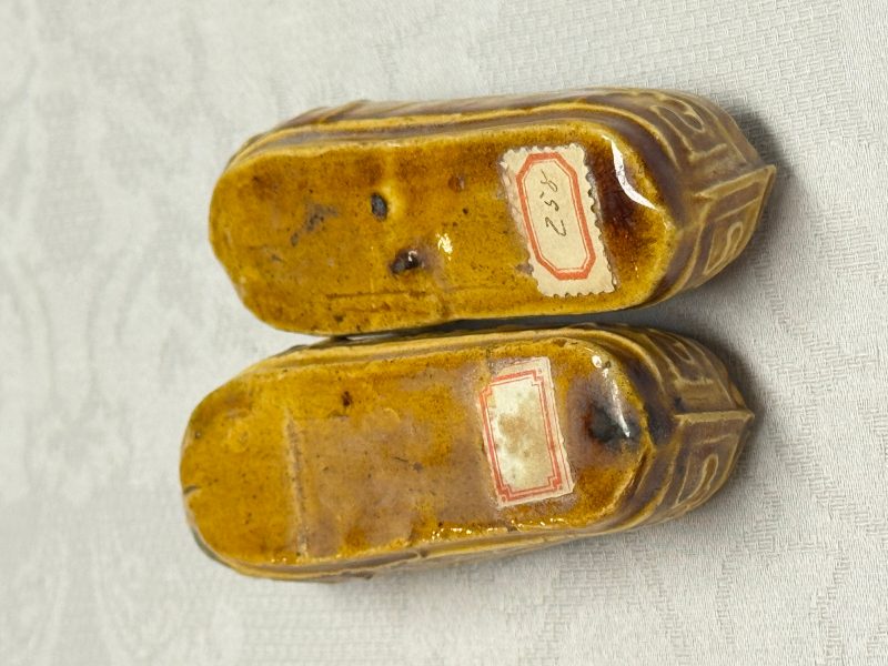 A pair of Chinese famille verte sancai biscuit 'Butterfly' water pots and a pair of shoes - 图22
