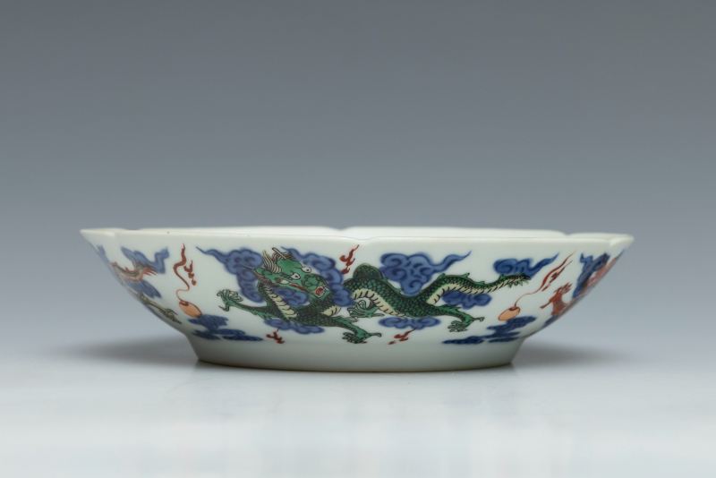 A wucai 'dragon' lobed saucer dish, Yongzheng mark and of the period (1723-1735) - 图4
