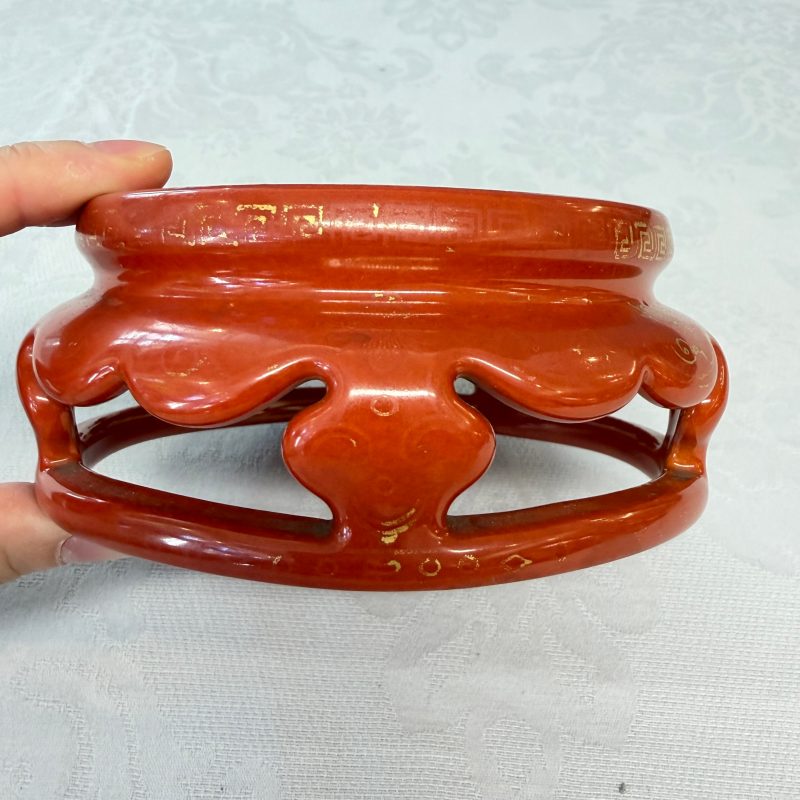 A Chinese gilt-decorated coral-red-glazed stand - 图11