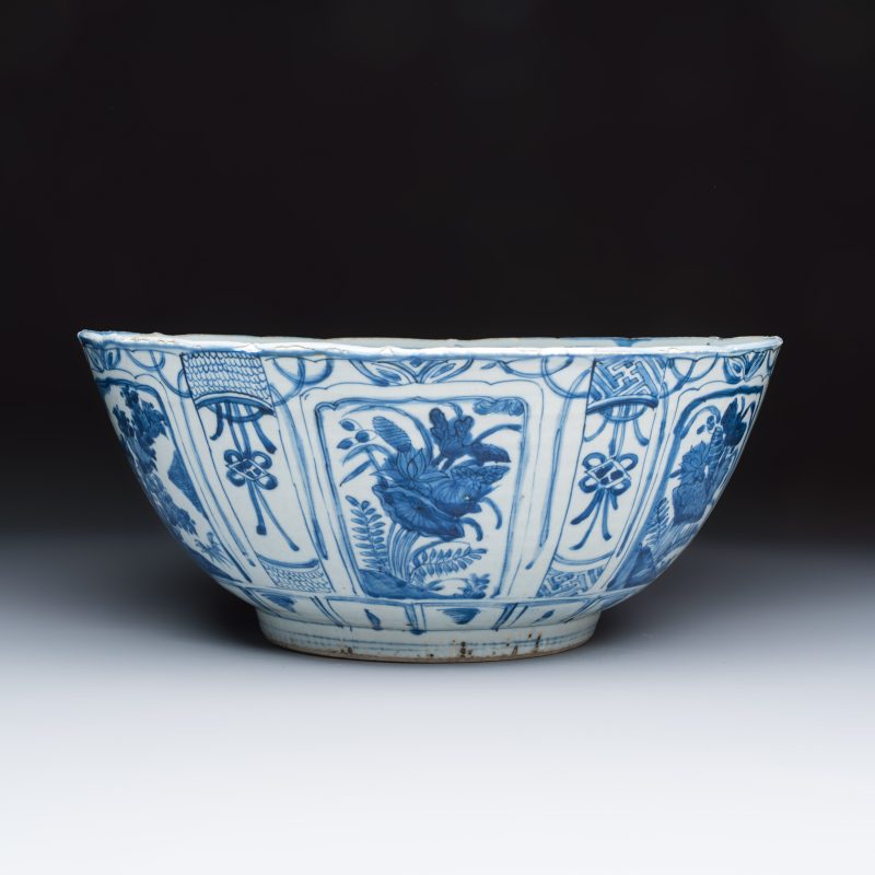 A large Chinese 'Kraak' blue and white 'Mountainous Landscape' bowl - 图3
