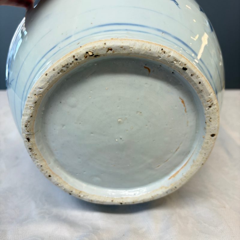 A Chinese blue and white vase with floral design and a later wooden cover - 图22