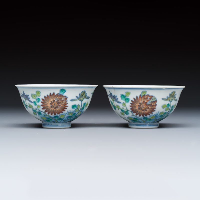 A pair of Chinese doucai bowls with floral design - 图2