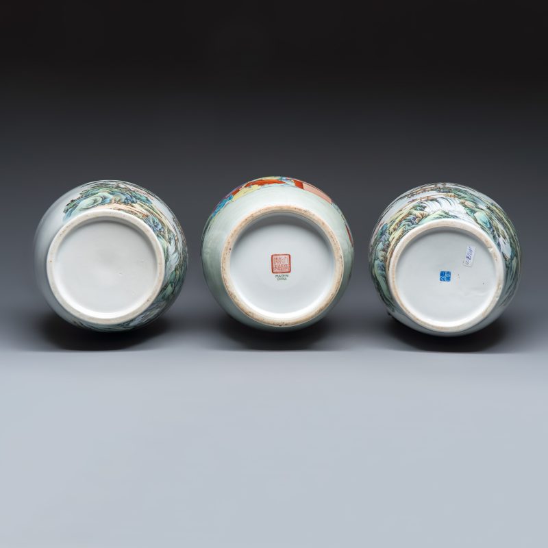 A pair of Chinese famille rose 'Landscape' vases and an 'Immortals' vase - 图7