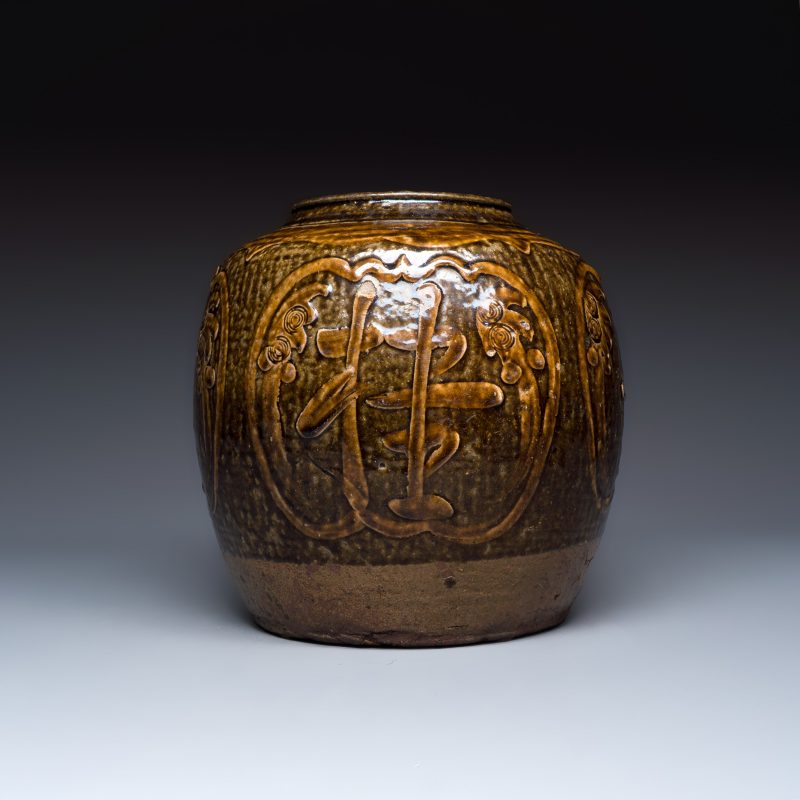 月中桂丹 | A Chinese brown-glazed slip-decorated 'Yue Zhong Dan Gui 月中桂丹' jar - 图4