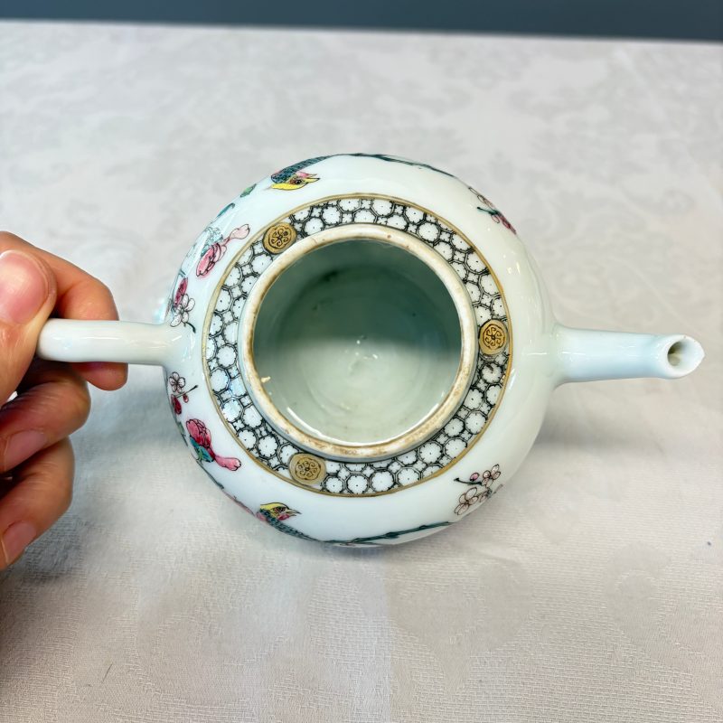 A Chinese famille rose 'Pheasant among Flowering Branches' teapot and cover with relief design - 图12