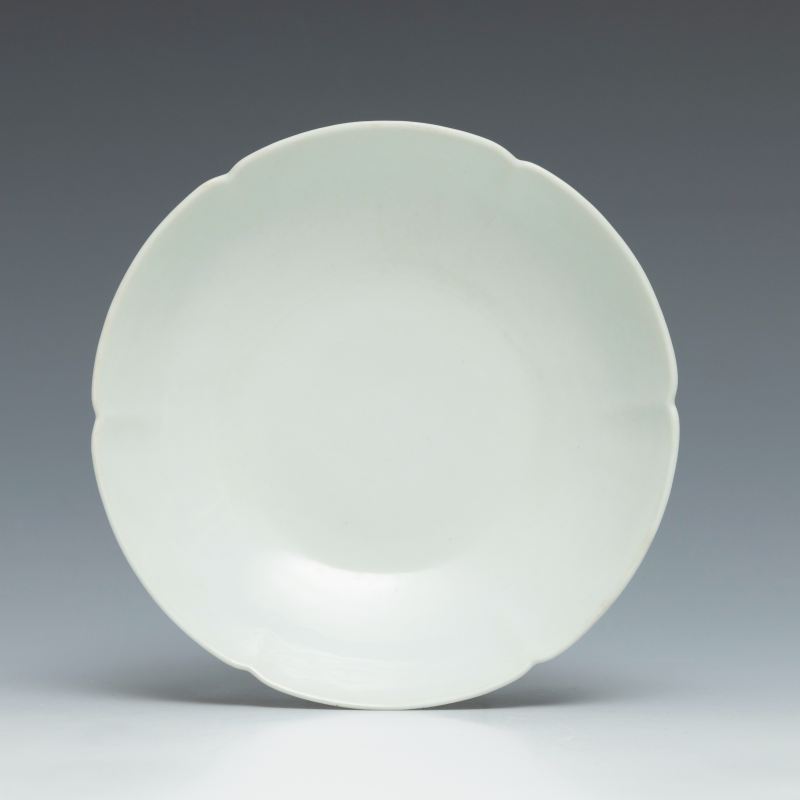 A wucai 'dragon' lobed saucer dish, Yongzheng mark and of the period (1723-1735) - 图3