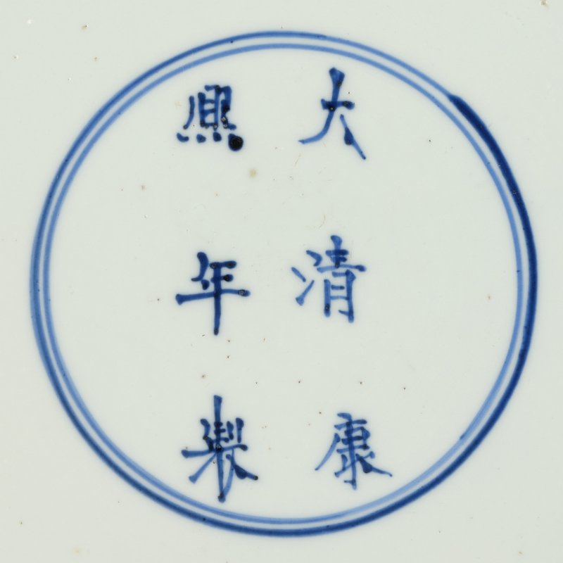 A rare underglaze-blue and copper-red-decorated 'carp’ charger, Mark and period of Kangxi | 清康熙　青花釉裏紅魚紋折沿大盤　《大清康熙年製》款 - 图2