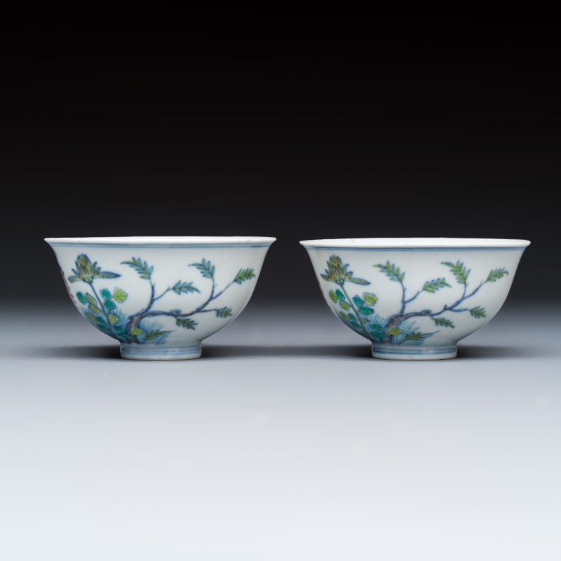 A pair of Chinese doucai bowls with floral design - 图3