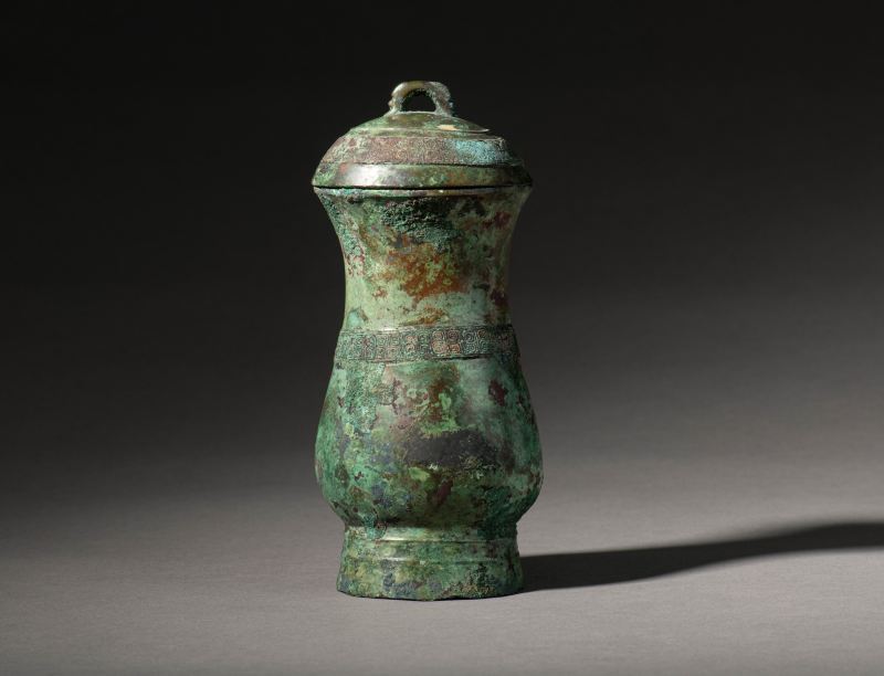 An archaic inscribed bronze lidded ritual wine vessel, Zhi - 图1