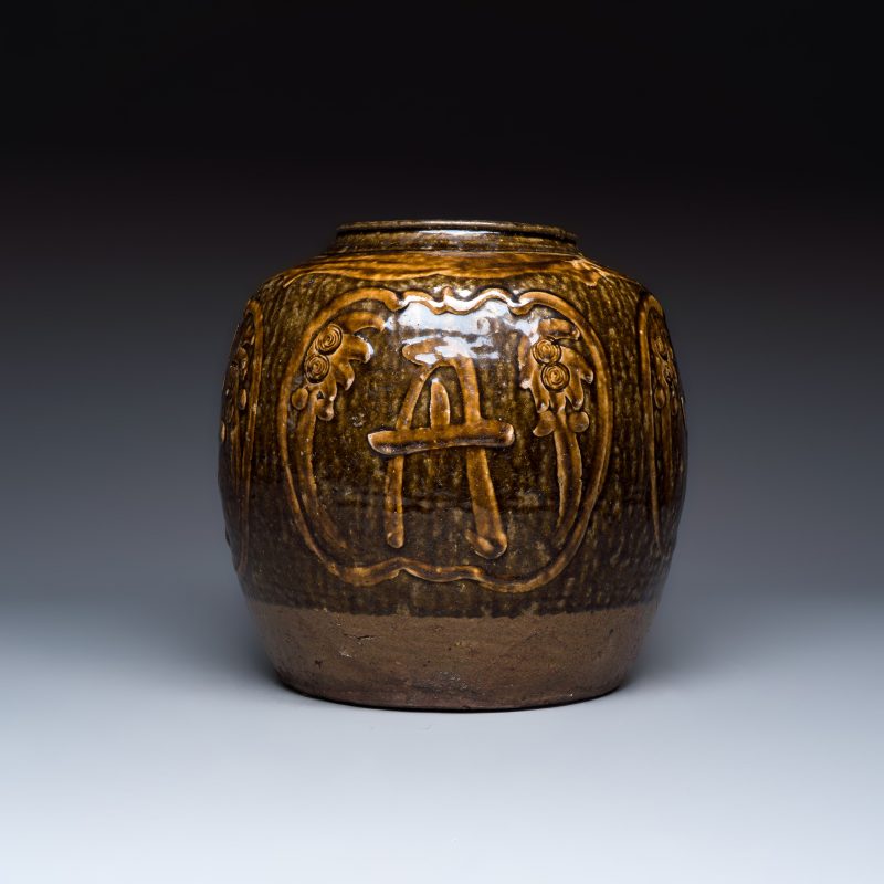 月中桂丹 | A Chinese brown-glazed slip-decorated 'Yue Zhong Dan Gui 月中桂丹' jar - 图5