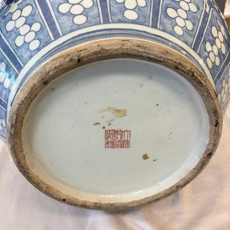A large Chinese famille rose 'Hu' vase with birds and butterflies - 图34
