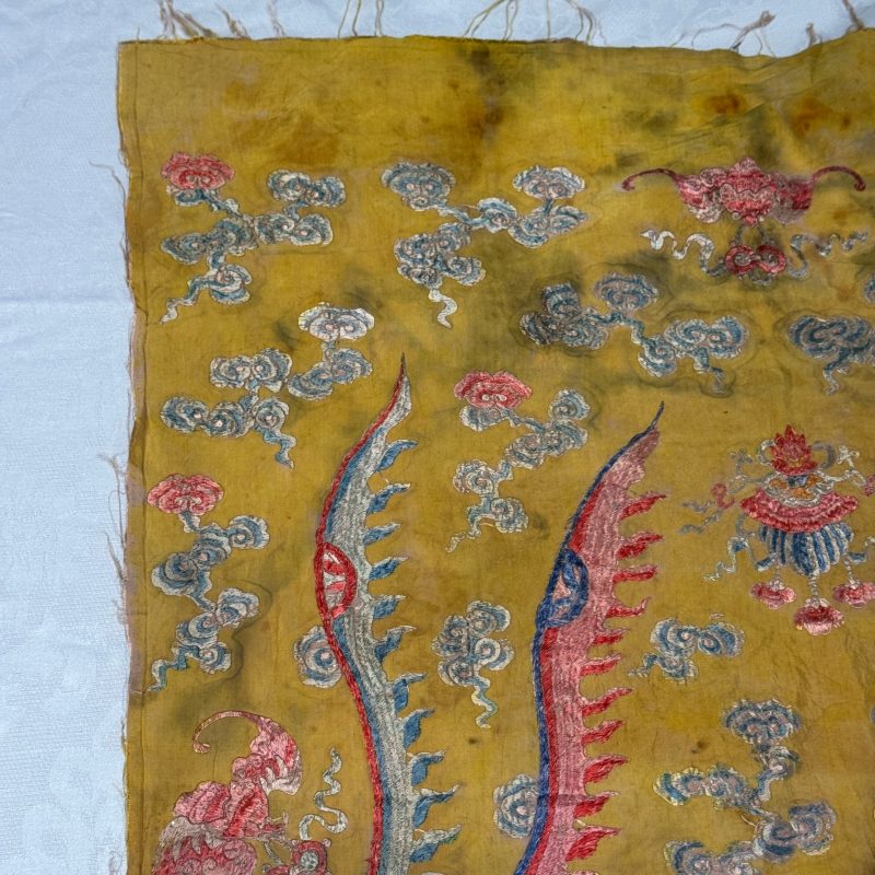 A pair of Chinese yellow-ground embroidered 'Dragons' and 'Phoenixes' panels - 图36