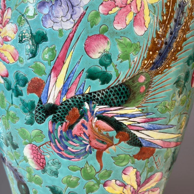 Three Chinese famille rose vases for the Straits or Peranakan market, one mounted as a lamp - 图59