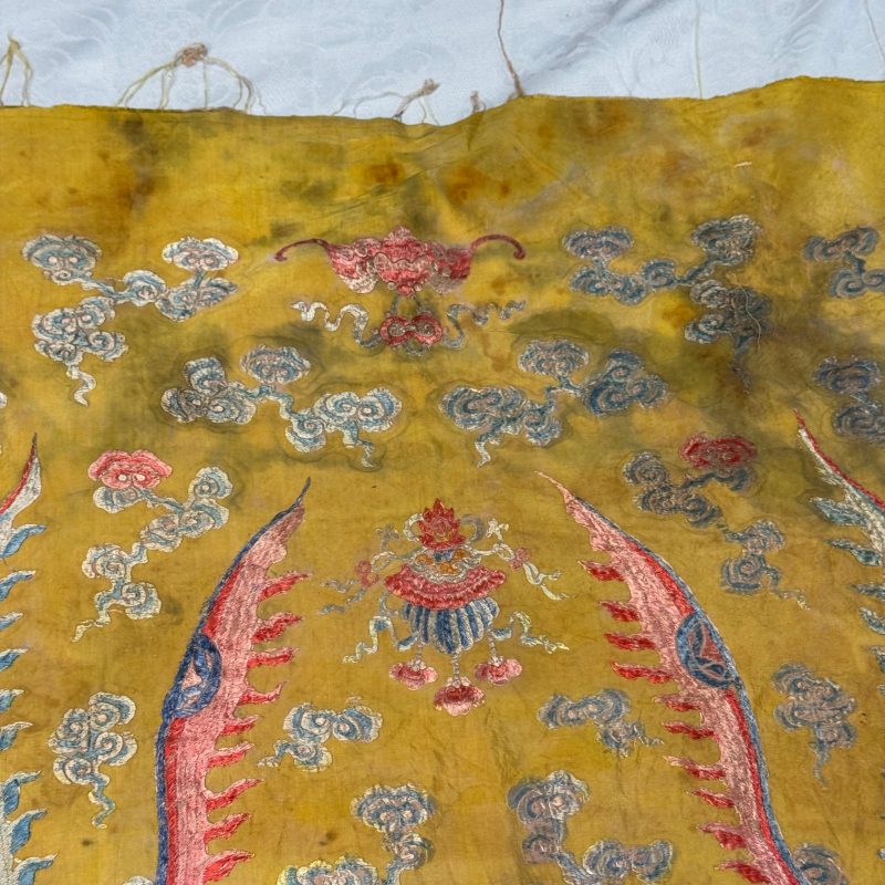 A pair of Chinese yellow-ground embroidered 'Dragons' and 'Phoenixes' panels - 图37