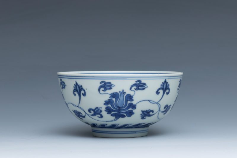 A pair of blue and white 'lotus scroll' bowls, Kangxi mark and of the period (1662-1722) - 图4