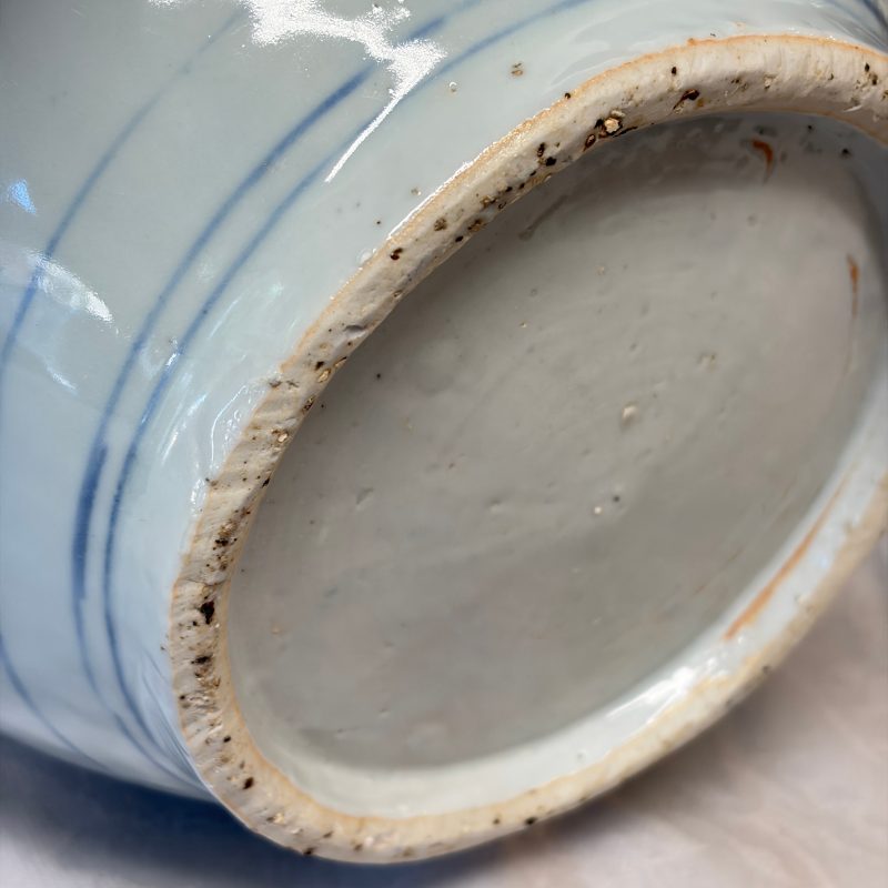 A Chinese blue and white vase with floral design and a later wooden cover - 图23