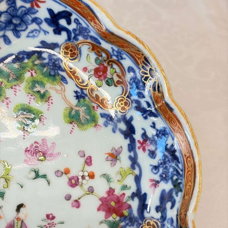 A pair of Chinese famille rose leaf-shaped saucers with figural design - 图18