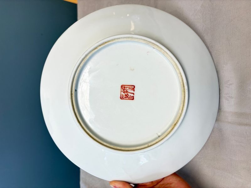 A Chinese iron-red and grisaille-decorated dish - 图7