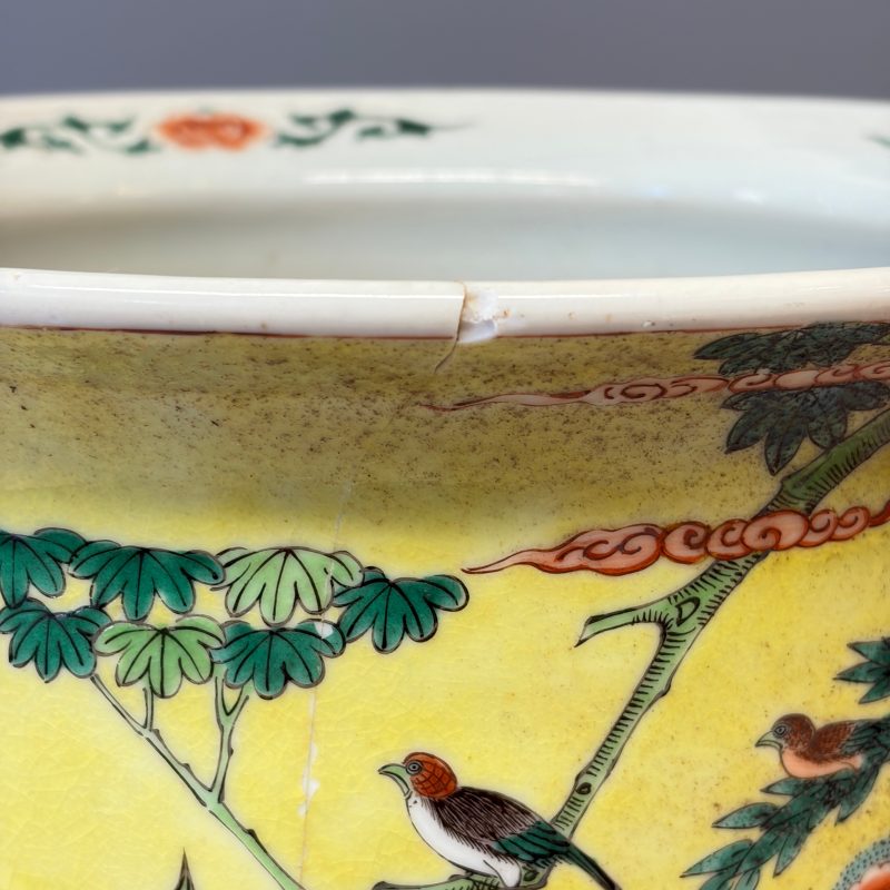 A Chinese famille verte yellow-ground 'Birds among Flowering Branches' jardinière - 图17