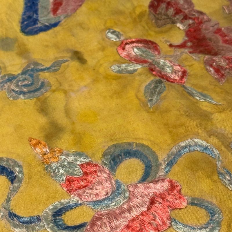 A pair of Chinese yellow-ground embroidered 'Dragons' and 'Phoenixes' panels - 图49
