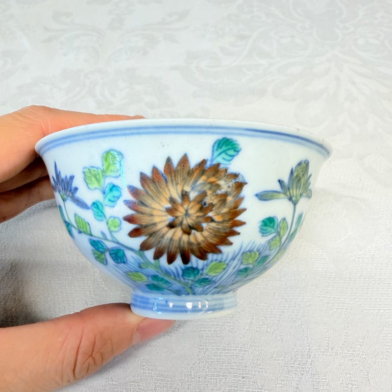 A pair of Chinese doucai bowls with floral design - 图22
