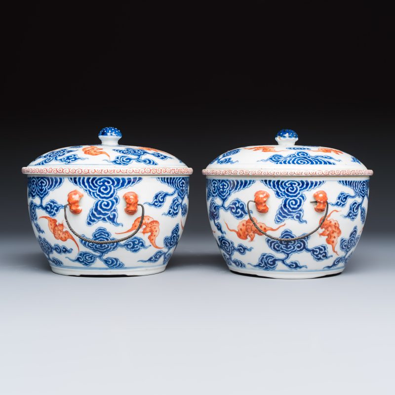 洪福齊天 | A pair of Chinese blue, white and iron-red 'Hong Fu Qi Tian 洪福齊天' warming bowls and covers - 图3