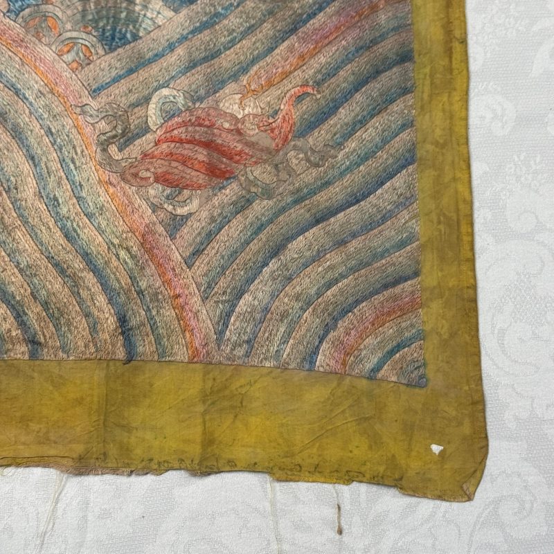A pair of Chinese yellow-ground embroidered 'Dragons' and 'Phoenixes' panels - 图50