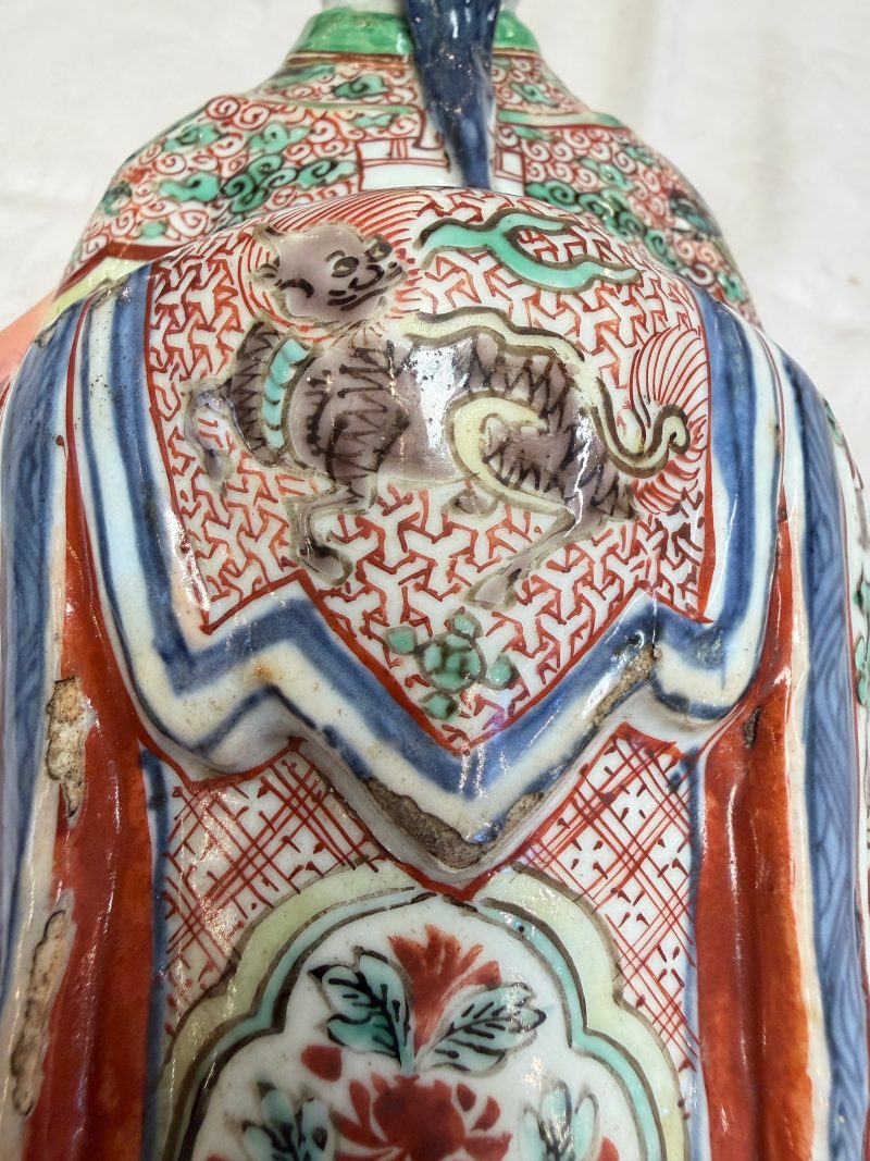 A rare Chinese wucai figure of a dignitary - 图18