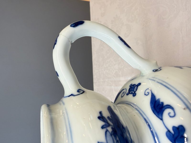 A Chinese blue and white double-handled vase with floral design - 图10