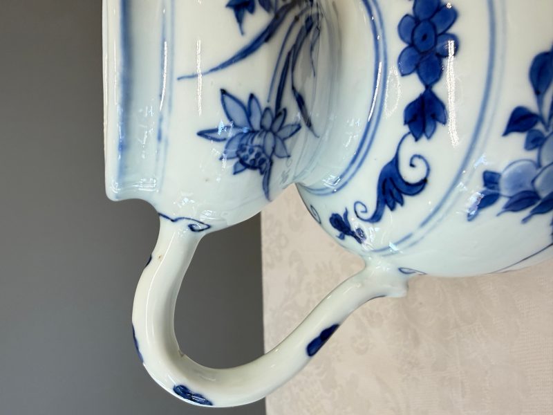 A Chinese blue and white double-handled vase with floral design - 图9