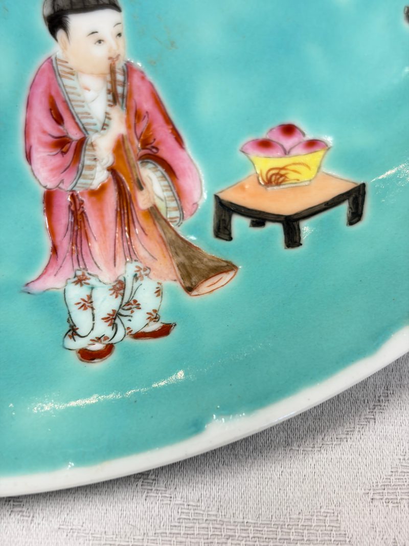 A Chinese famille rose turquoise-ground 'Playing Boys' plate - 图5