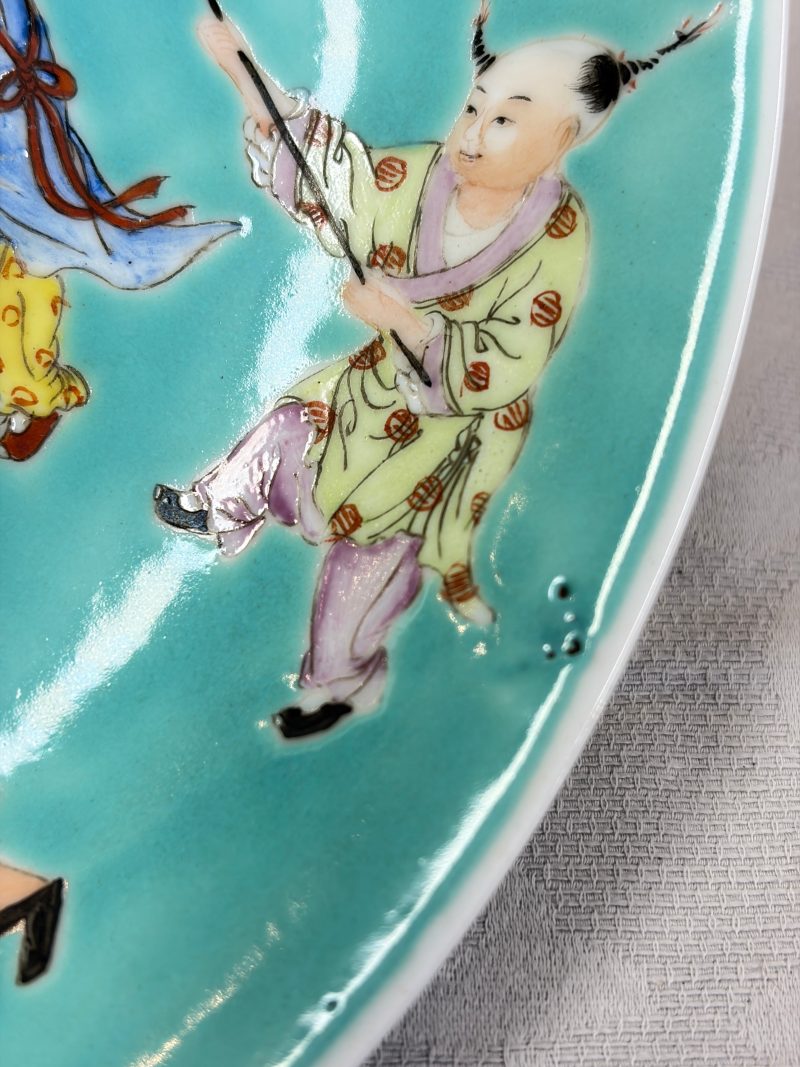 A Chinese famille rose turquoise-ground 'Playing Boys' plate - 图4