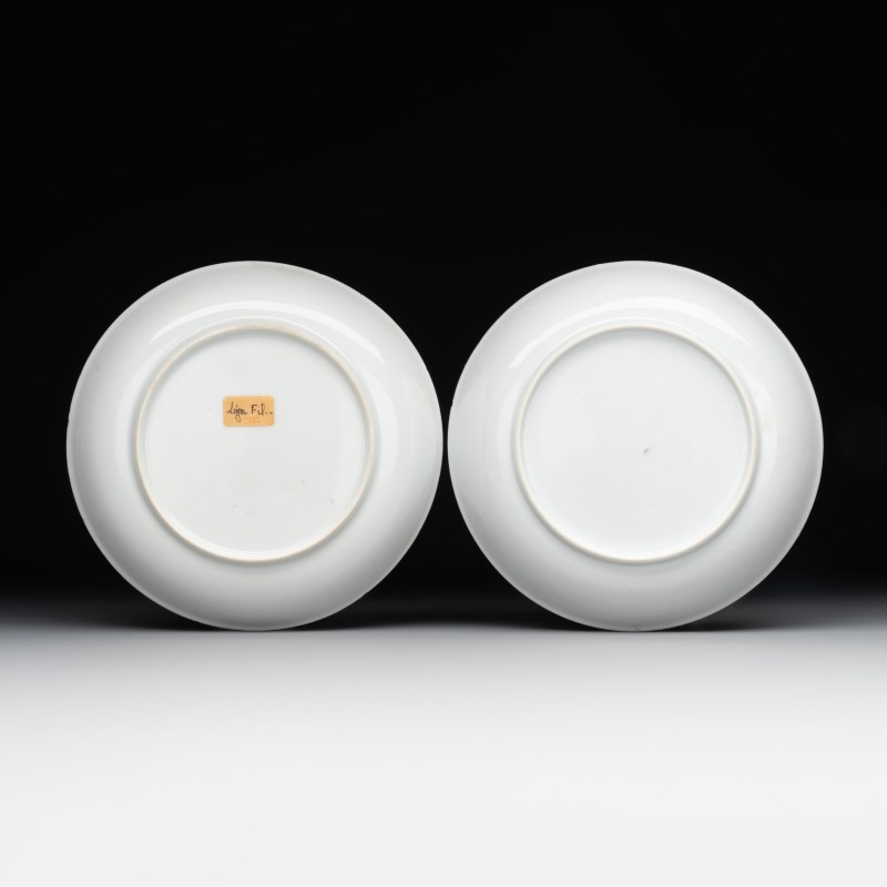 A pair of Chinese famille rose armorial saucers with the arms of Arendsma van Idsinga for the Dutch market - 图2
