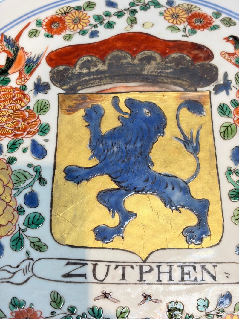 A large Chinese famille verte armorial 'Provinces' dish with the arms of Zutphen - 图12