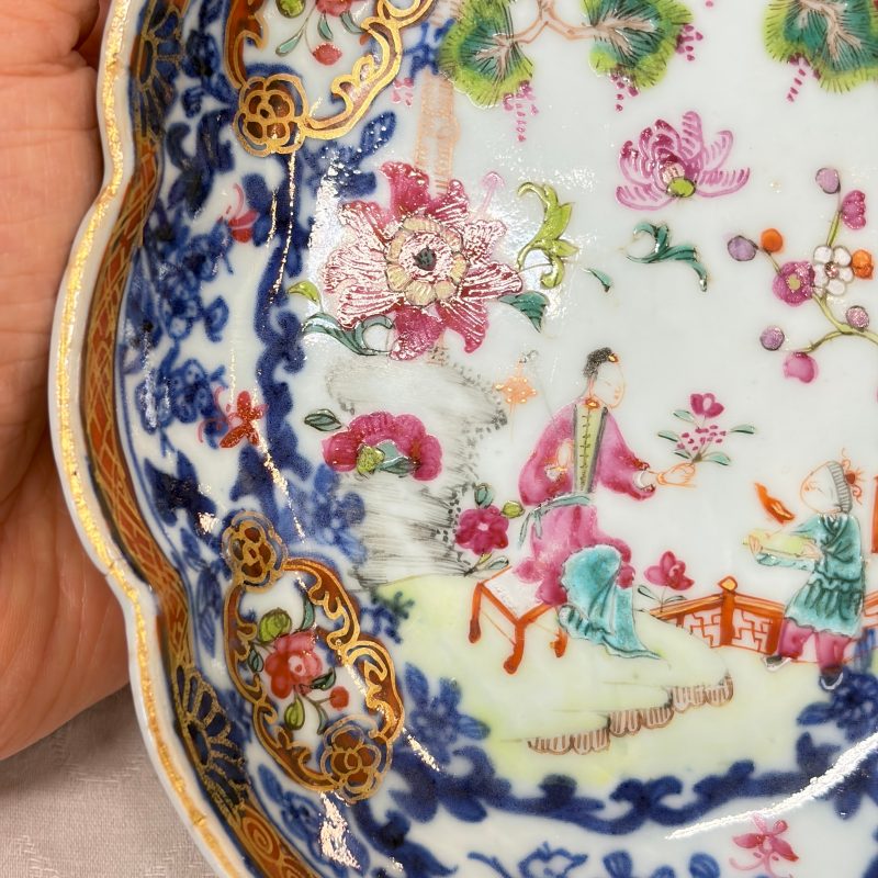 A pair of Chinese famille rose leaf-shaped saucers with figural design - 图19