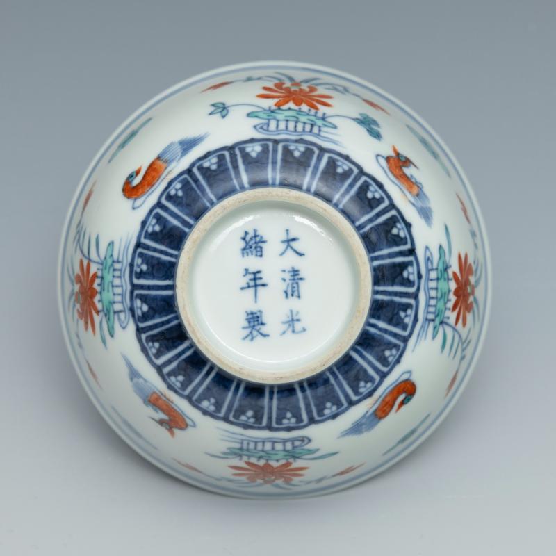 A pair of doucai 'mandarin duck in lotus pond' bowls, Guangxu mark and of the period (1875-1908) - 图7