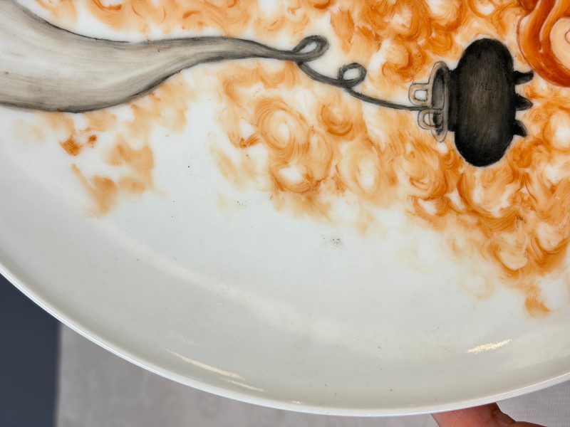 A Chinese iron-red and grisaille-decorated dish - 图8