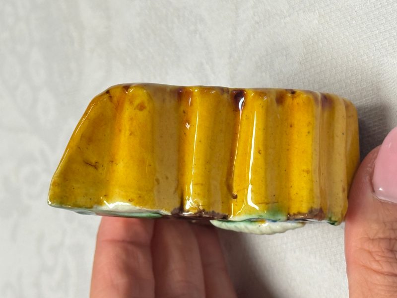 A pair of Chinese famille verte sancai biscuit 'Butterfly' water pots and a pair of shoes - 图24