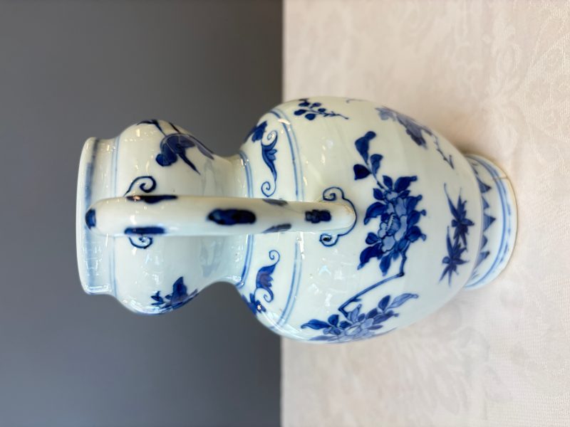 A Chinese blue and white double-handled vase with floral design - 图11