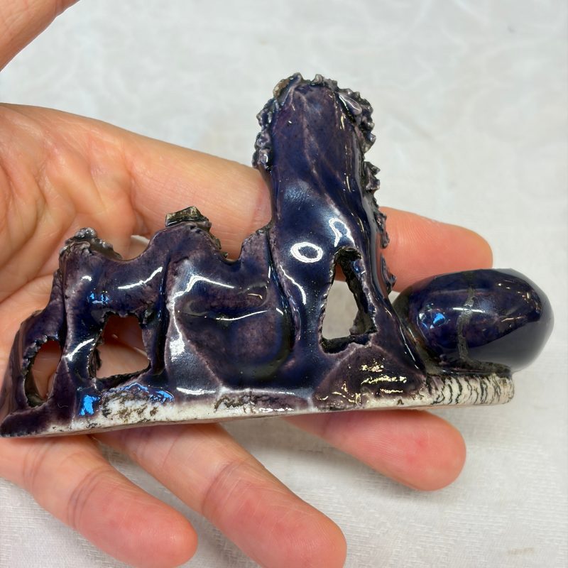 A Chinese aubergine-glazed brush rest and a famille verte sancai biscuit group - 图26