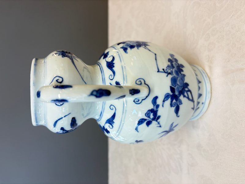 A Chinese blue and white double-handled vase with floral design - 图13