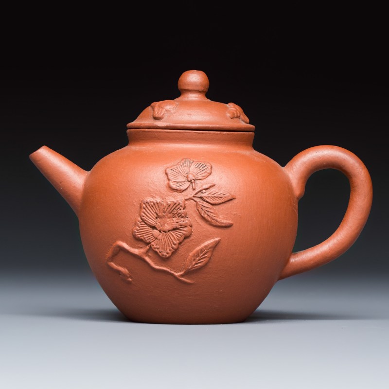 A Chinese Yixing stoneware teapot and cover with floral relief design - 图2