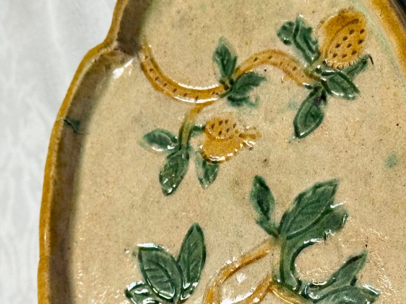 A pair of Chinese sancai-glazed stoneware quadrilobed trays with fruiting branches - 图9